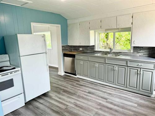 5111 48Th Avenue, Girouxville, AB - Indoor Photo Showing Kitchen With Double Sink