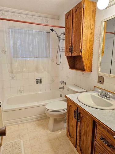 9616 111 Avenue, Grande Prairie, AB - Indoor Photo Showing Bathroom