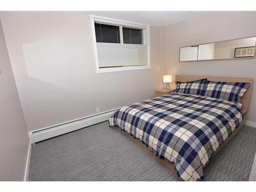 C6-9503 88 Avenue, Peace River, AB - Indoor Photo Showing Bedroom