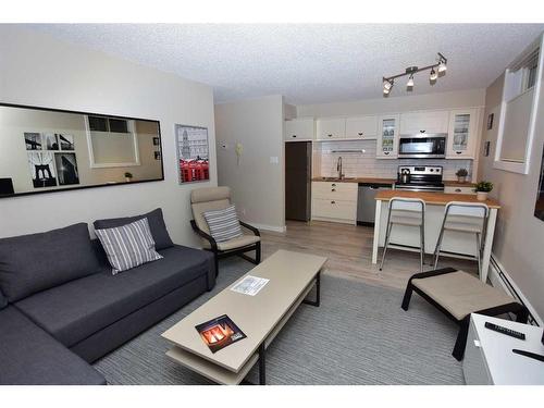 C6-9503 88 Avenue, Peace River, AB - Indoor Photo Showing Living Room