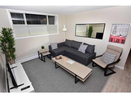 C6-9503 88 Avenue, Peace River, AB - Indoor Photo Showing Living Room