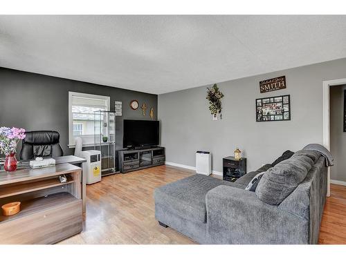 10118 105 Avenue, Grande Prairie, AB - Indoor Photo Showing Living Room