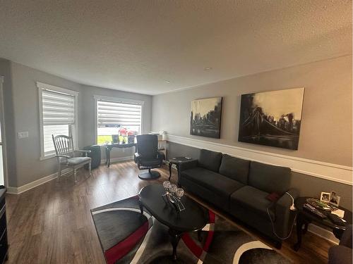 9-4701 51 Street, Grimshaw, AB - Indoor Photo Showing Living Room