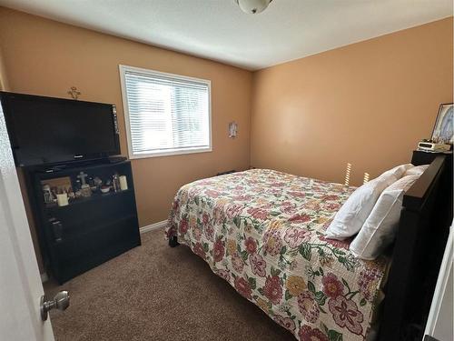 142 Pinnacle Avenue, Grande Prairie, AB - Indoor Photo Showing Bedroom