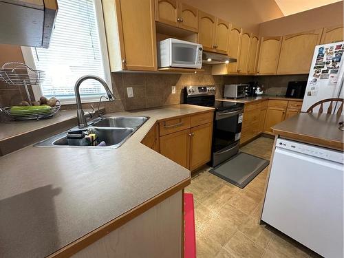 142 Pinnacle Avenue, Grande Prairie, AB - Indoor Photo Showing Kitchen With Double Sink