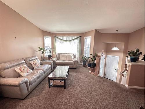 142 Pinnacle Avenue, Grande Prairie, AB - Indoor Photo Showing Living Room