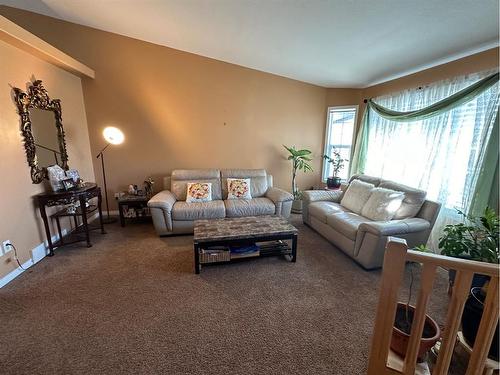 142 Pinnacle Avenue, Grande Prairie, AB - Indoor Photo Showing Living Room