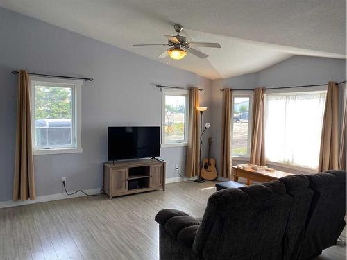 4801 45 Avenue, Spirit River, AB - Indoor Photo Showing Living Room