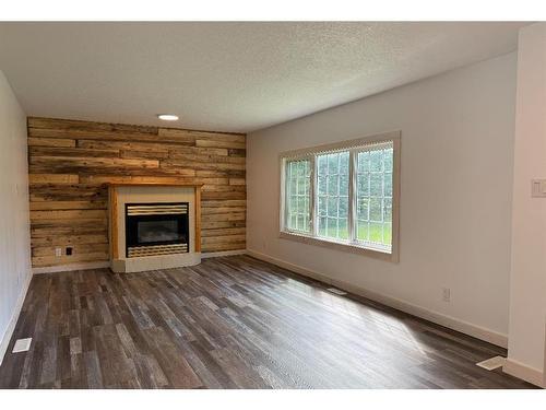 822025 Rr20, Rural Fairview No. 136, M.D. Of, AB - Indoor Photo Showing Living Room With Fireplace