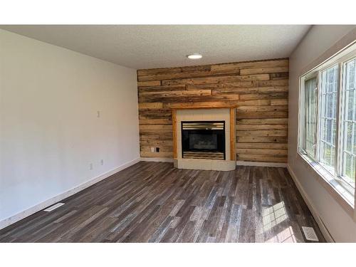 822025 Rr20, Rural Fairview No. 136, M.D. Of, AB - Indoor Photo Showing Living Room With Fireplace