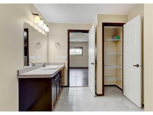 10922 60 Avenue, Grande Prairie, AB - Indoor Photo Showing Bathroom