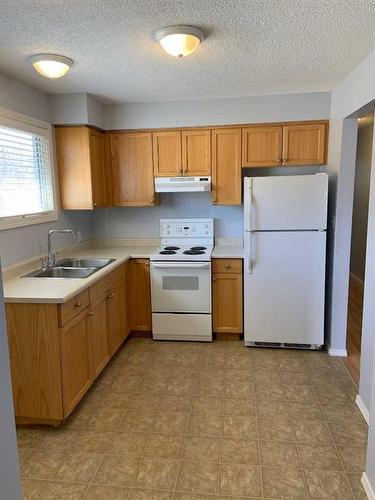 10618, 10620 101 Street, Peace River, AB - Indoor Photo Showing Kitchen With Double Sink