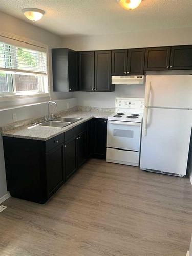 10618, 10620 101 Street, Peace River, AB - Indoor Photo Showing Kitchen With Double Sink