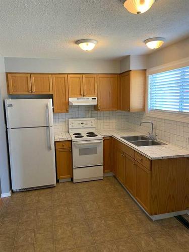 10618, 10620 101 Street, Peace River, AB - Indoor Photo Showing Kitchen With Double Sink