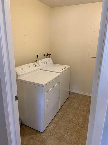 10618, 10620 101 Street, Peace River, AB - Indoor Photo Showing Laundry Room