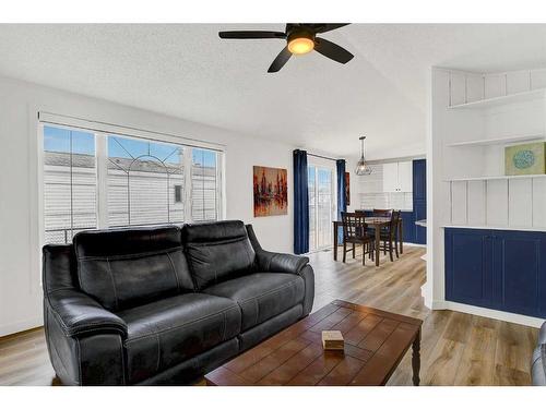 9712 108 Avenue, Clairmont, AB - Indoor Photo Showing Living Room