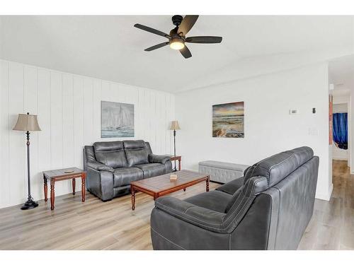 9712 108 Avenue, Clairmont, AB - Indoor Photo Showing Living Room