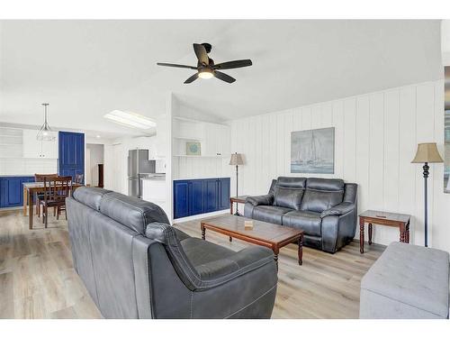 9712 108 Avenue, Clairmont, AB - Indoor Photo Showing Living Room