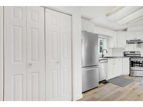 9712 108 Avenue, Clairmont, AB - Indoor Photo Showing Kitchen