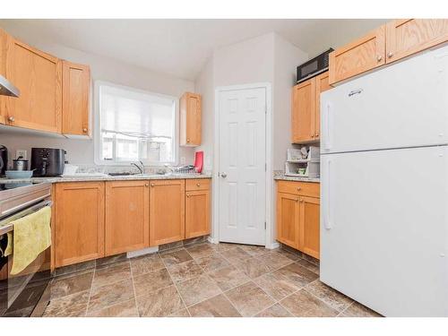 85 Pinnacle Crossing, Grande Prairie, AB - Indoor Photo Showing Kitchen