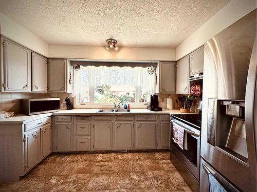 9126 128 Avenue, Peace River, AB - Indoor Photo Showing Kitchen With Double Sink