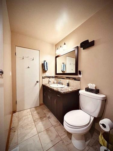 9126 128 Avenue, Peace River, AB - Indoor Photo Showing Bathroom