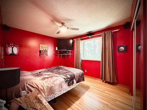 9126 128 Avenue, Peace River, AB - Indoor Photo Showing Bedroom