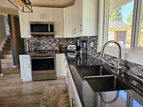 10506 98 Avenue, Grande Cache, AB - Indoor Photo Showing Kitchen With Double Sink With Upgraded Kitchen