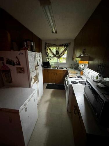 9509 103 Avenue, Grande Prairie, AB - Indoor Photo Showing Kitchen With Double Sink