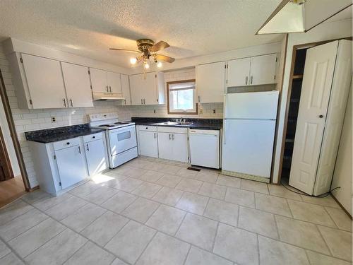 4805 Doyle Avenue, Donnelly, AB - Indoor Photo Showing Kitchen