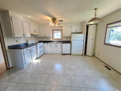 4805 Doyle Avenue, Donnelly, AB - Indoor Photo Showing Kitchen