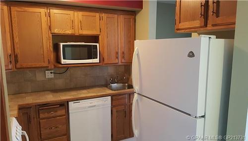 7-8808 96 Street, Peace River, AB - Indoor Photo Showing Kitchen