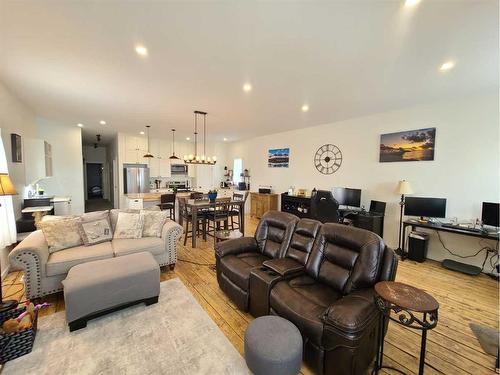 10006 100 Street, Nampa, AB - Indoor Photo Showing Living Room