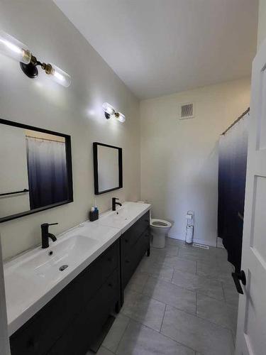 10006 100 Street, Nampa, AB - Indoor Photo Showing Bathroom