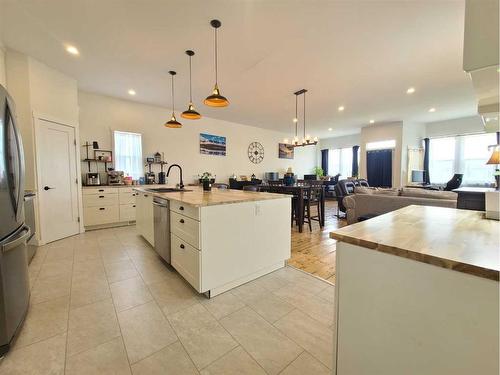 10006 100 Street, Nampa, AB - Indoor Photo Showing Kitchen