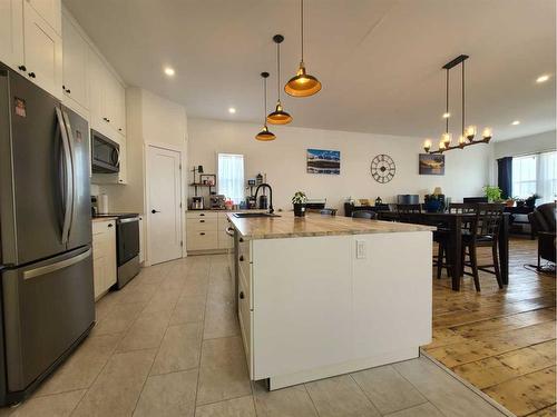 10006 100 Street, Nampa, AB - Indoor Photo Showing Kitchen