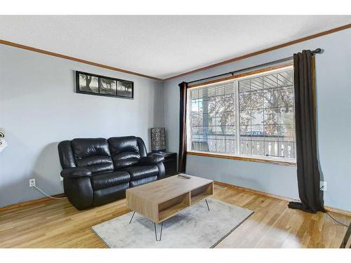 9636 126 Avenue, Grande Prairie, AB - Indoor Photo Showing Living Room