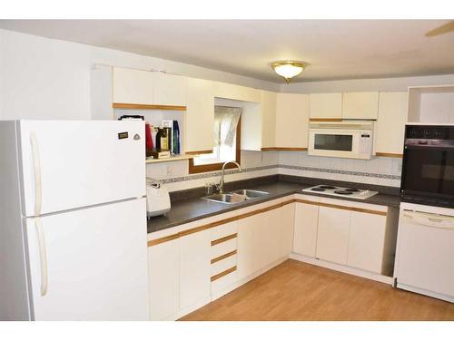 5022 49 Street, Berwyn, AB - Indoor Photo Showing Kitchen With Double Sink