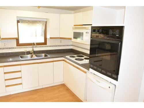 5022 49 Street, Berwyn, AB - Indoor Photo Showing Kitchen With Double Sink