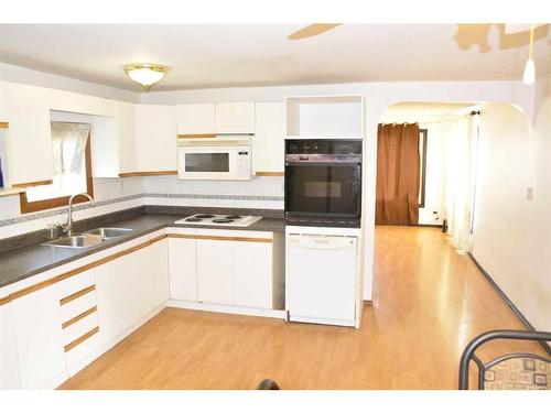 5022 49 Street, Berwyn, AB - Indoor Photo Showing Kitchen With Double Sink