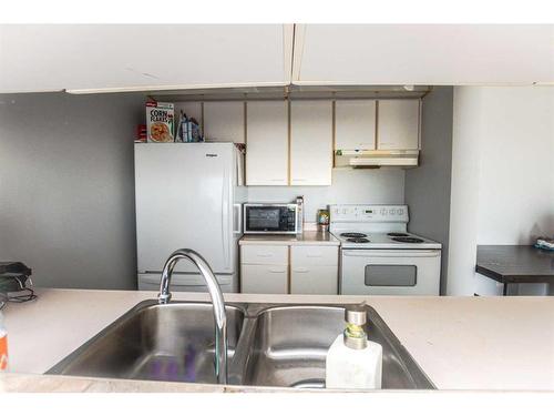 306-10405 99 Avenue, Grande Prairie, AB - Indoor Photo Showing Kitchen With Double Sink