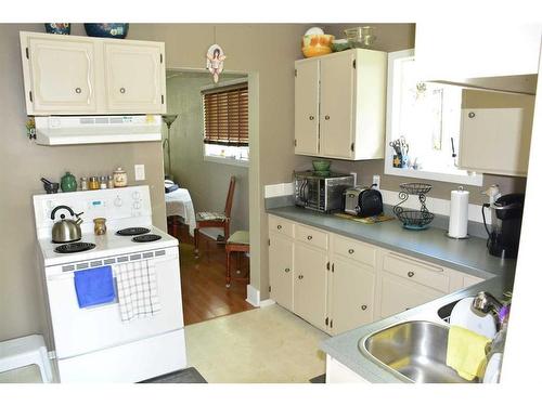 10115 105 Avenue, Peace River, AB - Indoor Photo Showing Kitchen