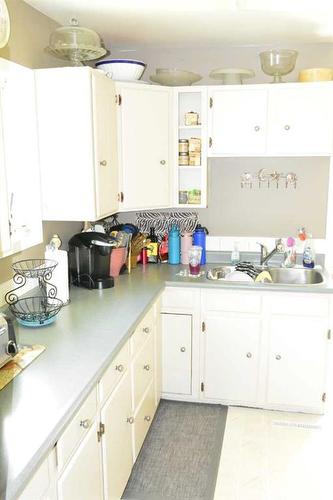 10115 105 Avenue, Peace River, AB - Indoor Photo Showing Kitchen With Double Sink