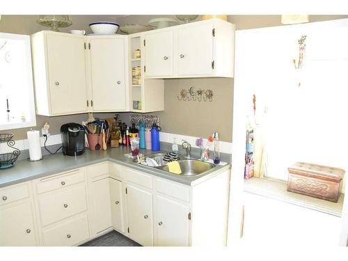 10115 105 Avenue, Peace River, AB - Indoor Photo Showing Kitchen