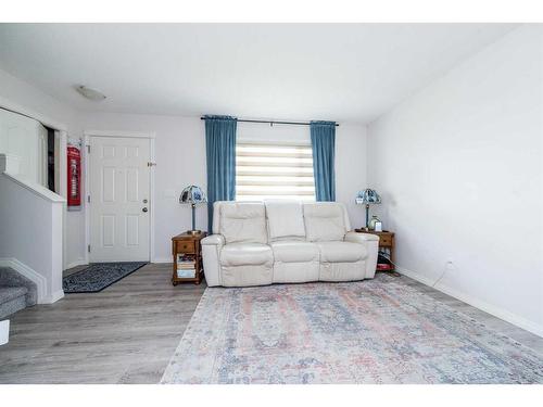 106-9105 91 Street, Grande Prairie, AB - Indoor Photo Showing Living Room