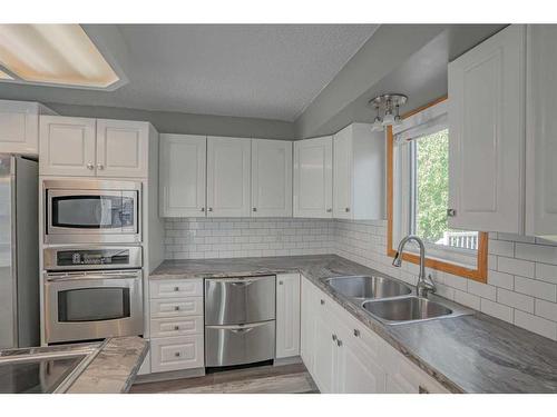 9110 136 Ave, Peace River, AB - Indoor Photo Showing Kitchen With Double Sink