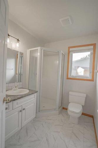 9110 136 Ave, Peace River, AB - Indoor Photo Showing Bathroom