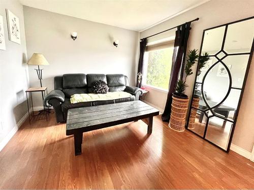 9324 104 Avenue, Grande Prairie, AB - Indoor Photo Showing Living Room