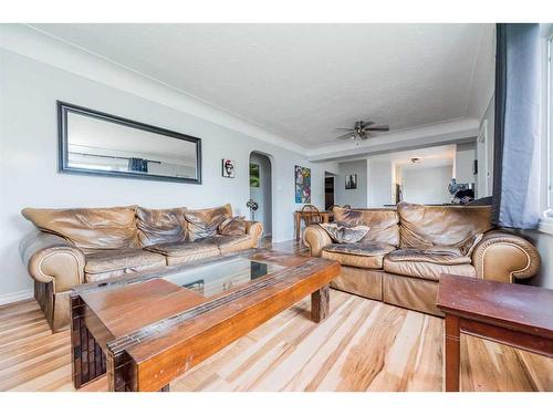 10023 94 Avenue, Grande Prairie, AB - Indoor Photo Showing Living Room