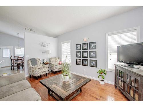 7701 114 Street, Grande Prairie, AB - Indoor Photo Showing Living Room